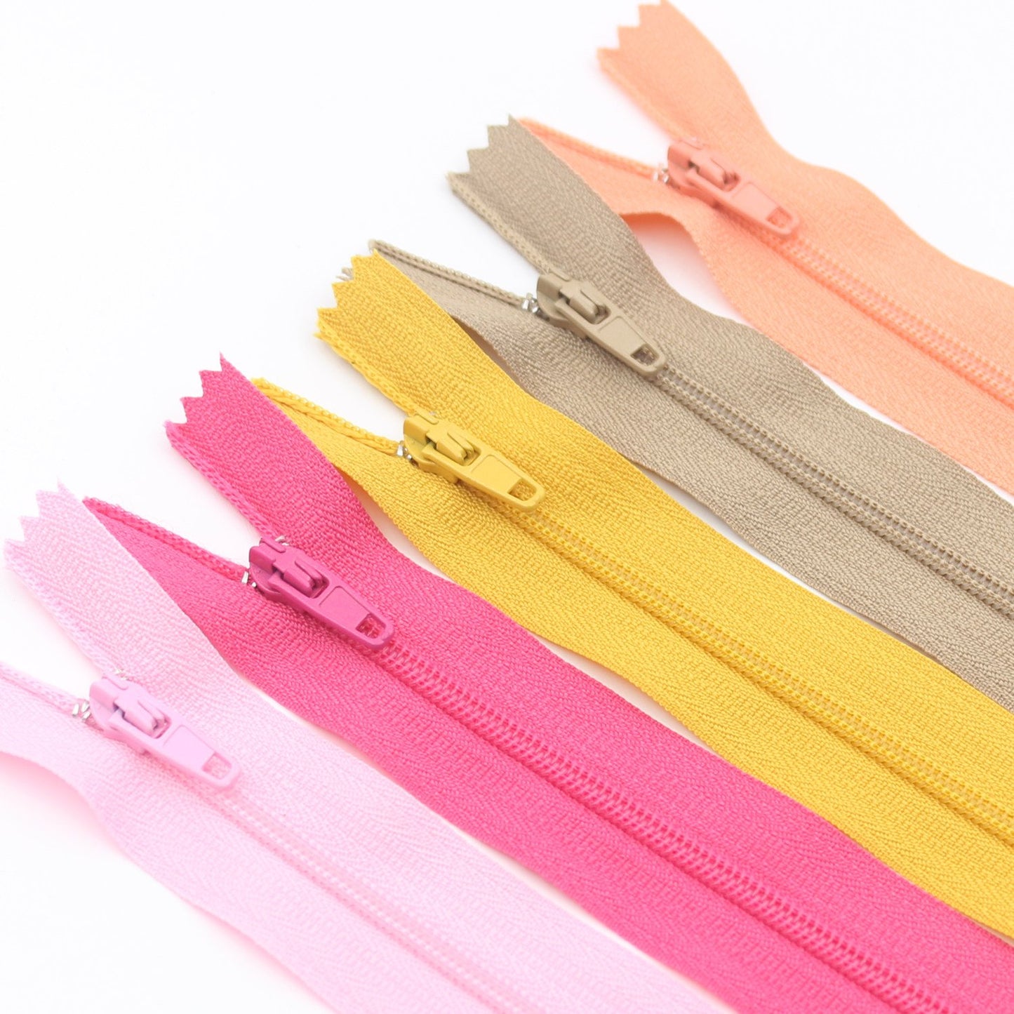 YaHoGa 60pcs 18 Inch (45cm) Nylon Coil Zippers for Sewing Crafts Tailor Nylon Zippers Bulk 20 Colors (18" 60pcs)